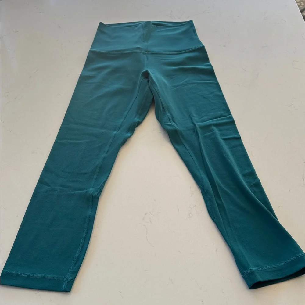 Lululemon Teal Women's Leggings. Size: 2.  Rare Color ✨. Excellent.